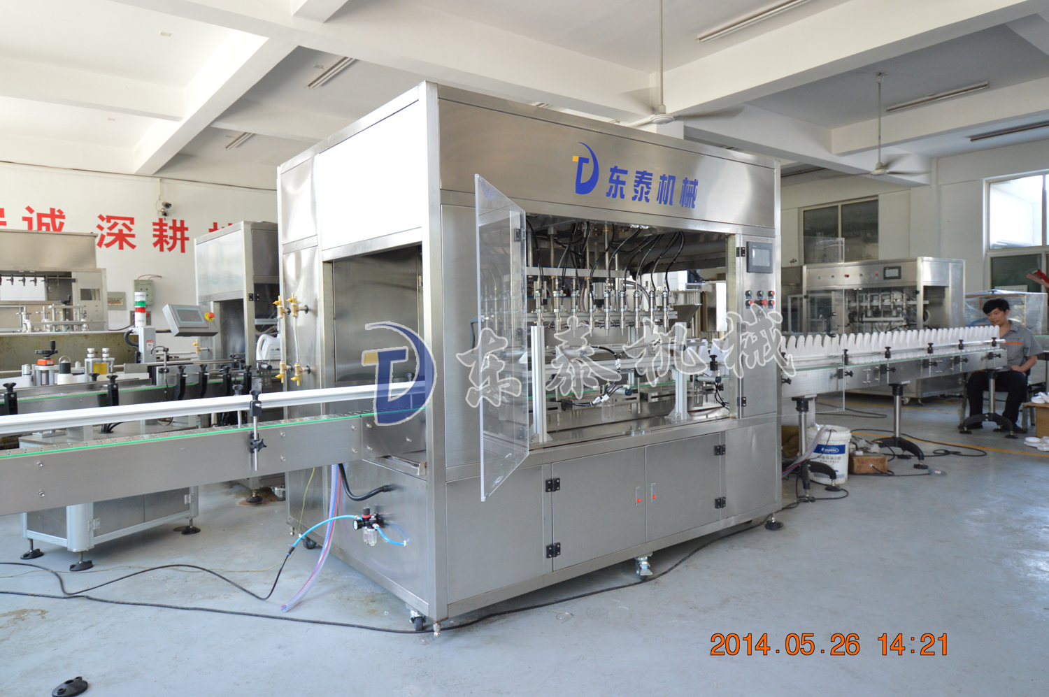 12頭柱塞液體灌裝機側面展示